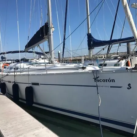 Sail Vessel At Πλωτό κατάλυμα
