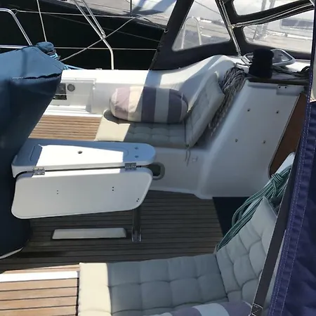 Sail Vessel At Ботель Лиссабон