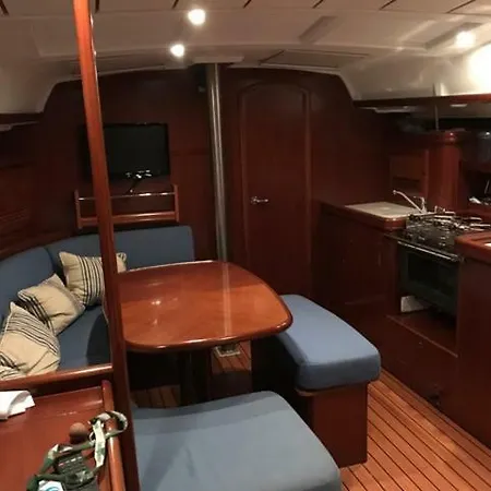Sail Vessel At 船上ホテル リスボン