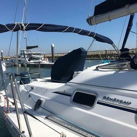 Sail Vessel At 船上ホテル リスボン
