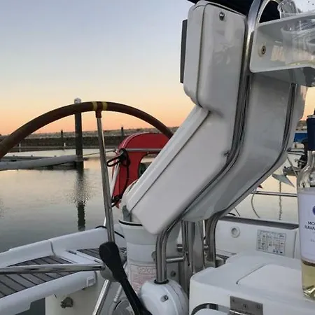 Sail Vessel At 船上ホテル リスボン
