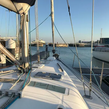 Sail Vessel At 船上ホテル リスボン